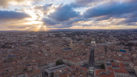 Hyperlapse-Luftaufnahme-Von-Montpellier-Bei-Sonnenuntergang-Mit-Wolken
